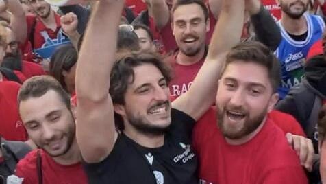 Il capitano del Pistoia Basket Gianluca Della Rosa alza al cielo la coppa del ritorno in serie A (foto Nucci)