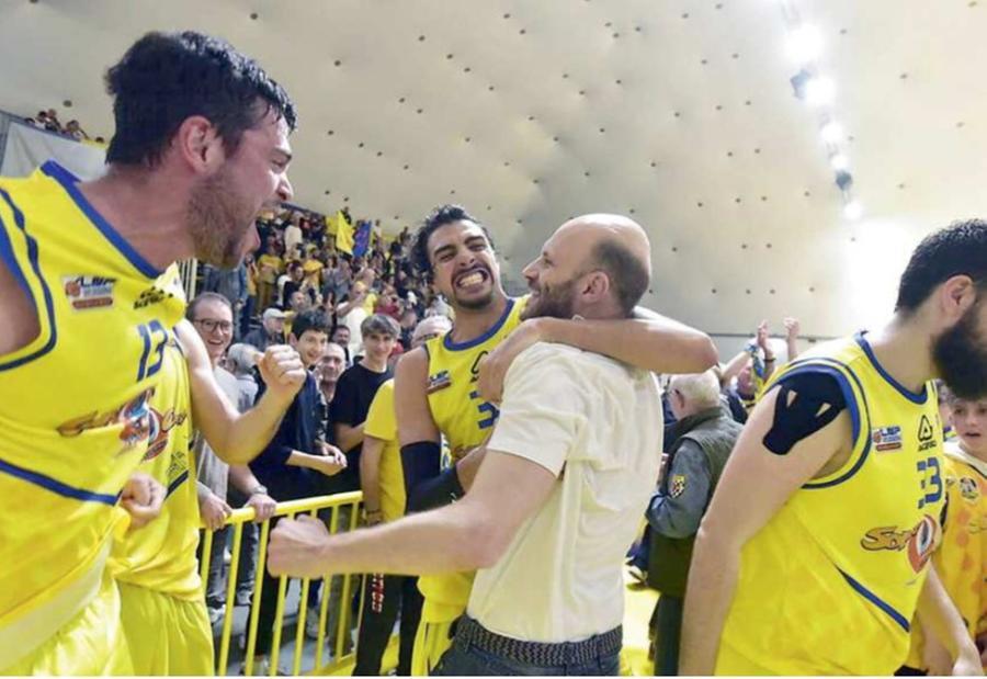 
	Damiano Cagnazzo abbracciato da Tiberti dopo la vittoria con Oleggio al PalaTenda (fot di Paolo Barlettani)

