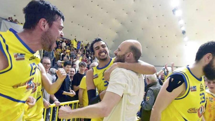 Damiano Cagnazzo abbracciato da Tiberti dopo la vittoria con Oleggio al PalaTenda (fot di Paolo Barlettani)