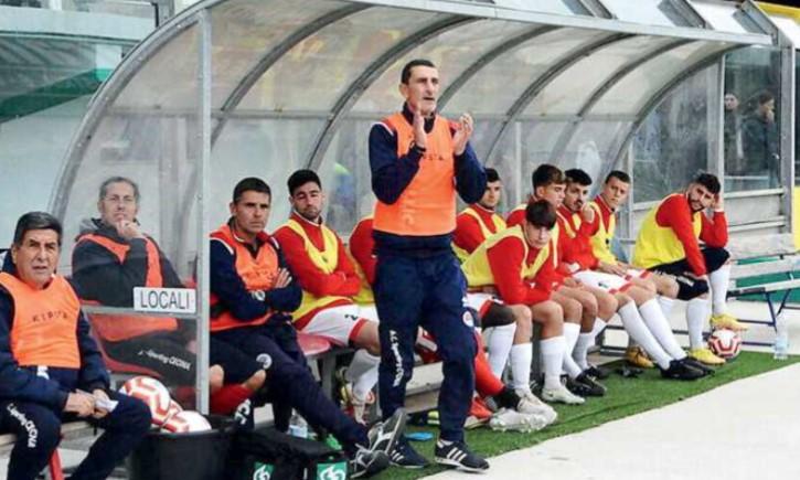 
	Mister Sebastiano Miano in panchina (foto Michele Falorni / Silvi)

