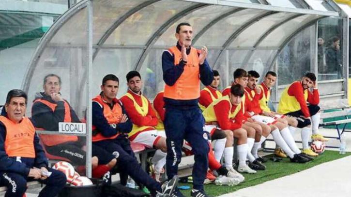 Mister Sebastiano Miano in panchina (foto Michele Falorni / Silvi)