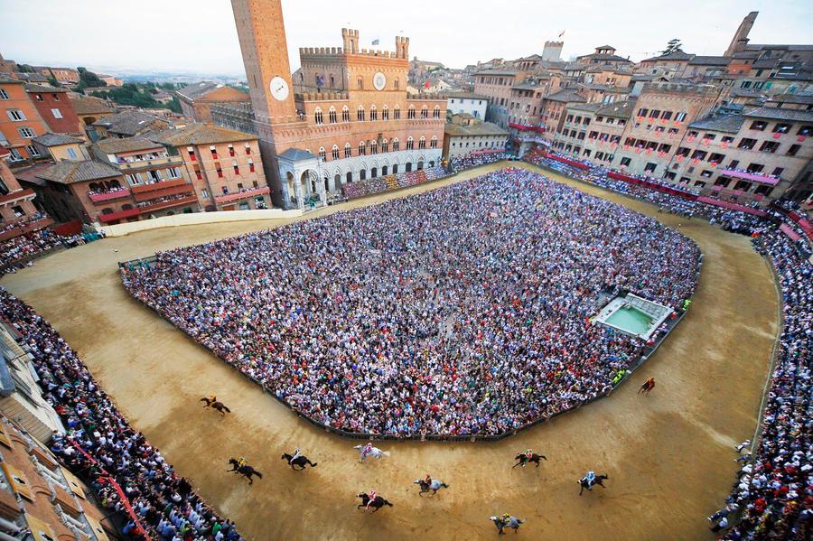 Palio di Siena: perché il grande favorito Atzeni si chiama "Tittia", gli outsider e quella cuffia della nonna