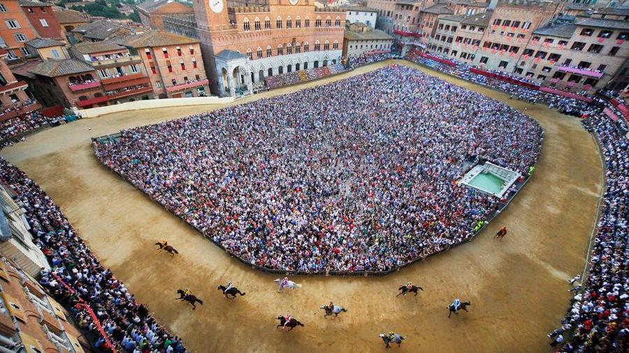 Palio di Siena: perché il grande favorito Atzeni si chiama "Tittia", gli outsider e quella cuffia della nonna