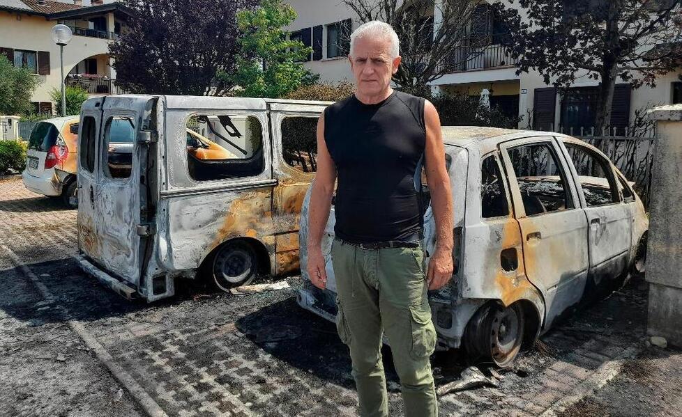 Auto e furgone in fiamme, si sospetta un piromane<br>
