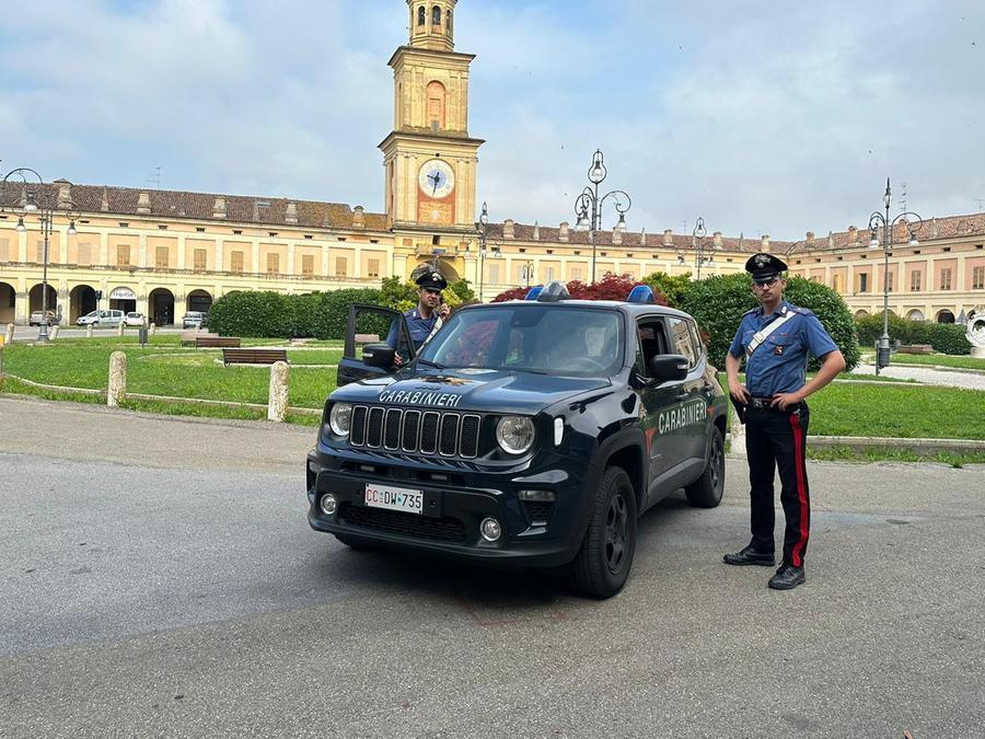 Per due anni tenta di estorcere denaro agli zii: agli arresti domiciliari