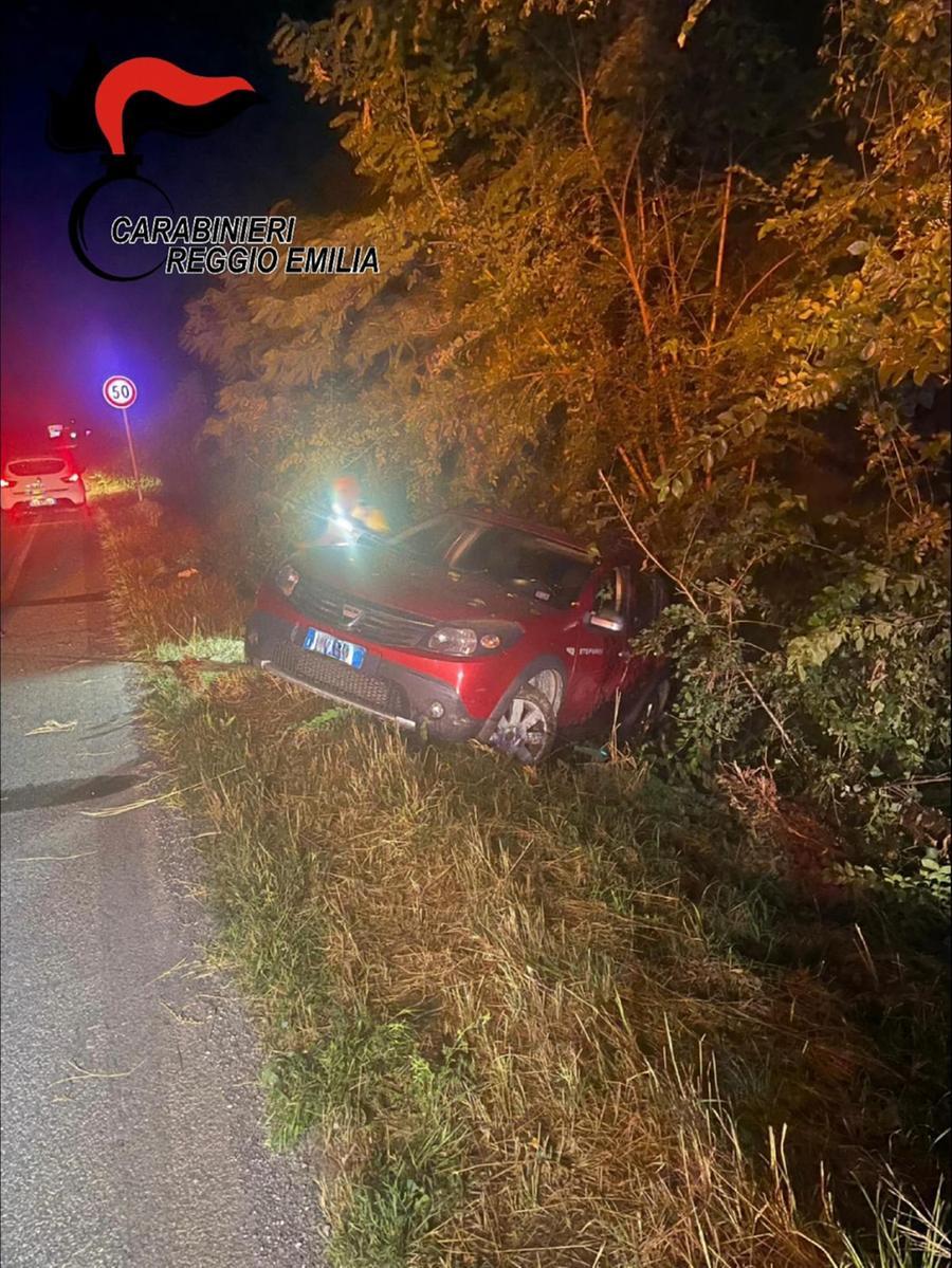 Auto fuori strada, due giovani feriti