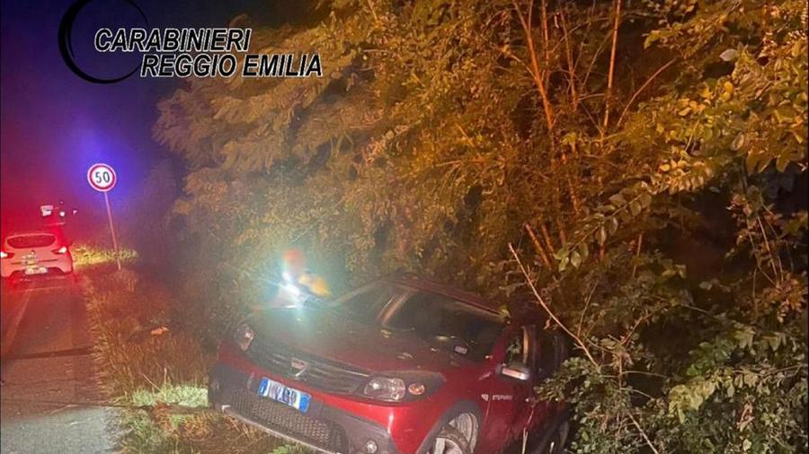 Auto fuori strada, due giovani feriti