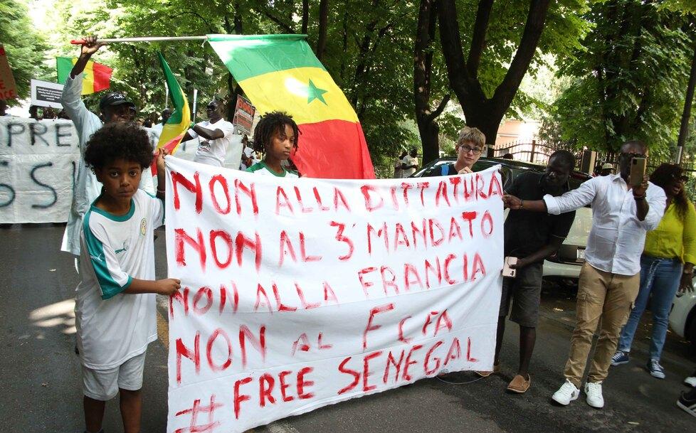 I senegalesi in corteo: «Nel nostro Paese dittatura e morti»<br>
