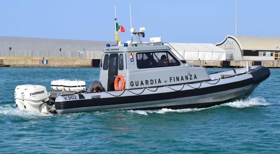 Bimbo rischia di annegare al Poetto, lo salva un finanziere