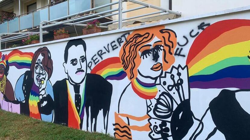 Livorno, imbrattato il murale dei diritti arcobaleno: «Autori ripresi dalle telecamere». Ecco le piste investigative <br>