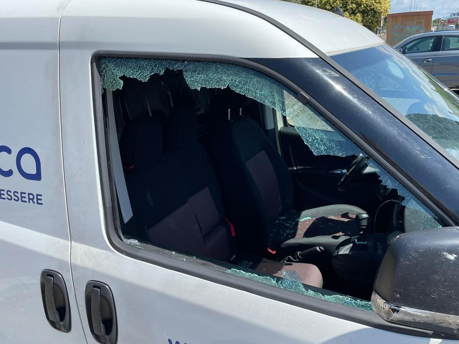 
	Un furgone preso di mira dai vandali a Follonica (Foto Giorgio)

