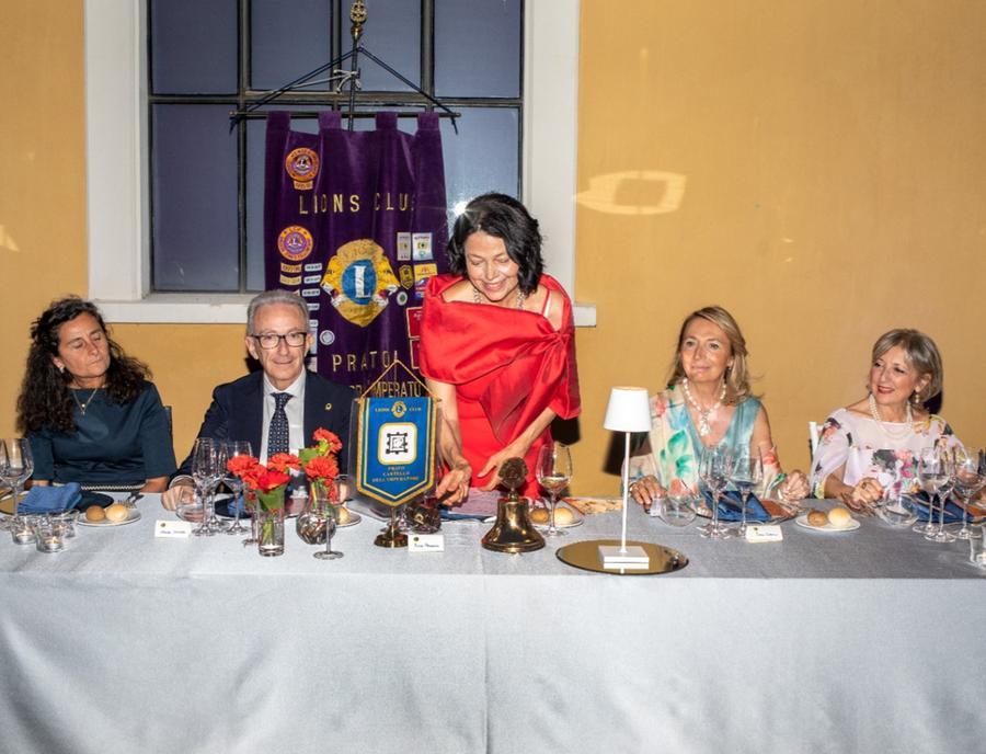 
	La presidente uscente, Lucia Pierazzoli suona la campana con accanto Lucia Livatino

