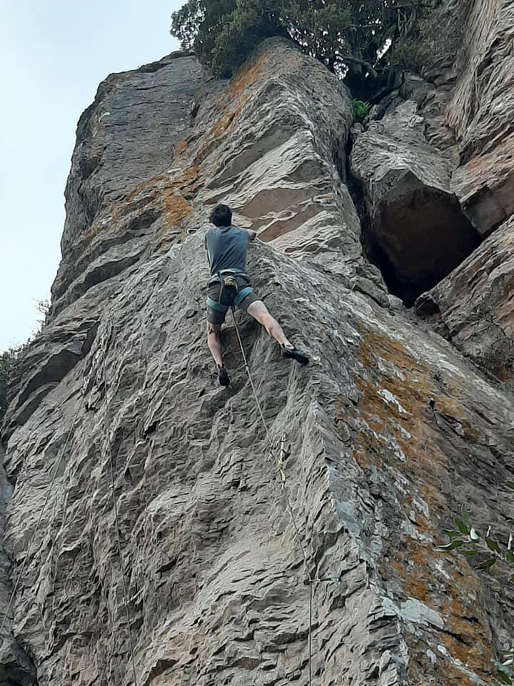 
	Un free climber impegnato in uno dei pendii del Monte Arci (foto Facebook)


