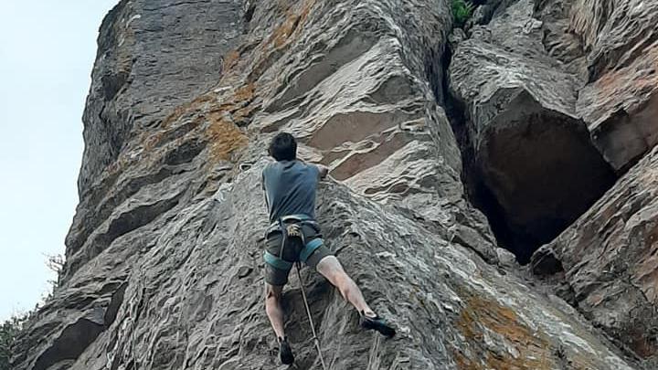 Un free climber impegnato in uno dei pendii del Monte Arci (foto Facebook)