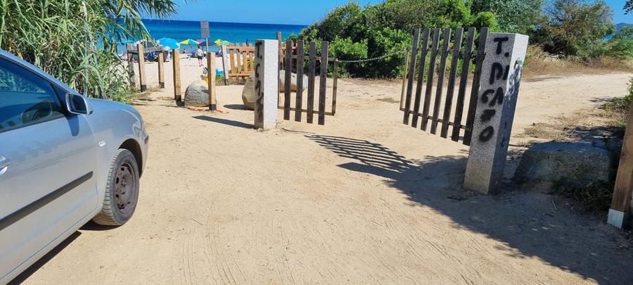 Donna si sente male in spiaggia nel litorale di Costa Rei ma un cancello impedisce il passaggio dell’ambulanza
