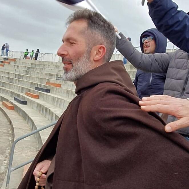 I Cappuccini vanno via, Sassari saluta Isidoro il frate “social” e tifoso 