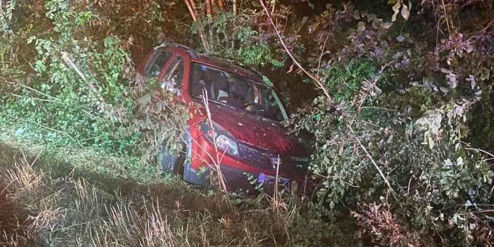 Tre giovani escono di strada in auto, ventenne illesa, gli amici in ospedale 