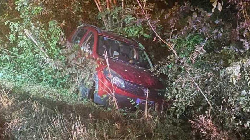Tre giovani escono di strada in auto, ventenne illesa, gli amici in ospedale