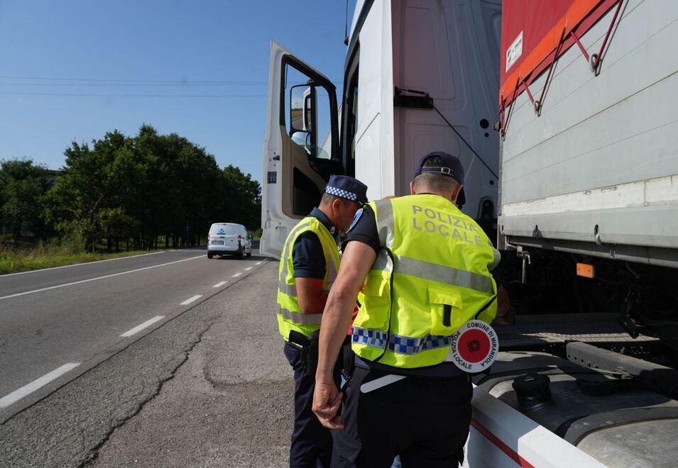 Mirandola, sicurezza stradale: 215 sanzioni ai mezzi pesanti 