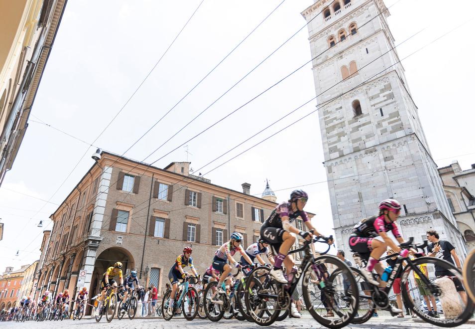 Giro Donne, che show: spettacolo in provincia fino al parco Novi Sad 