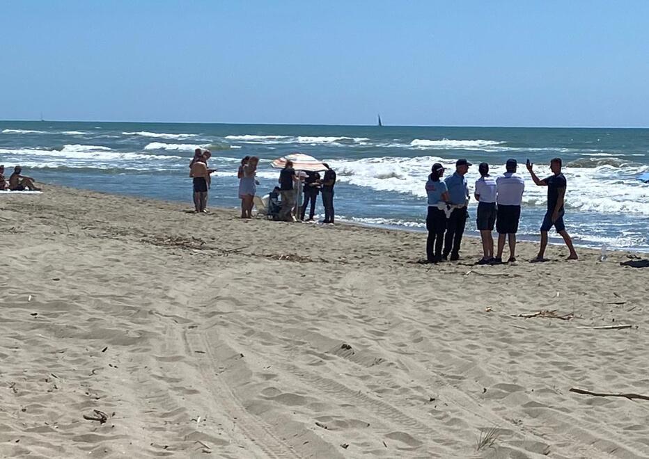 Bocca di Serchio, ignorano i divieti e annegano: chi sono le due vittime