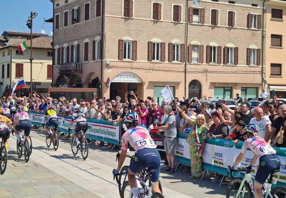 Giro d'Italia, Rachele Barbieri protagonista: è quinta sulle strade di Modena