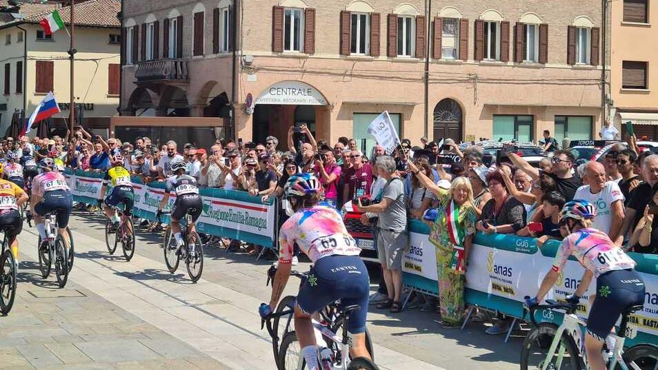Giro d'Italia, Rachele Barbieri protagonista: è quinta sulle strade di Modena