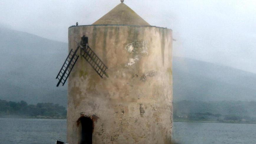 Orbetello, molino senza pale da sei mesi: il Comune non sa ancora di chi è