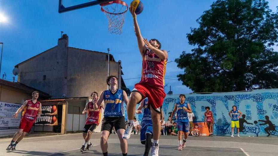 Sole, spiaggia e playground: a Livorno tutti pazzi per il Tre contro Tre