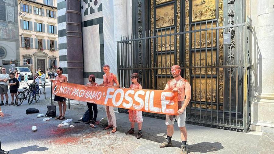 Firenze, blitz degli attivisti: imbrattato il selciato davanti al Battistero – Video