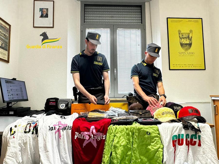 Lidi, oltre 500 capi contraffatti sequestrati dalla Guardia di Finanza