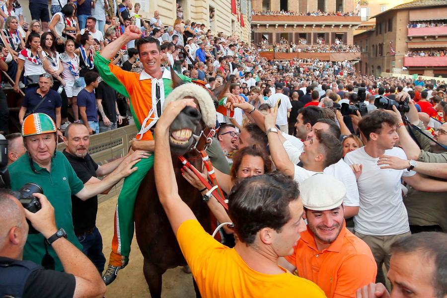 
	Giovanni Atzeni dopo il trionfo (foto Fabio Muzzi)

