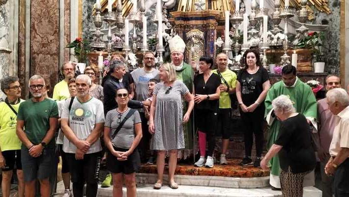 Una notte intera in cammino per la benedizione a Montenero