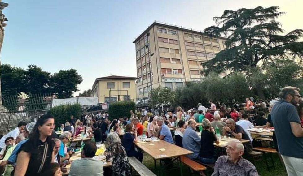 Avenza, sagra da record: 675 coperti e code di un'ora