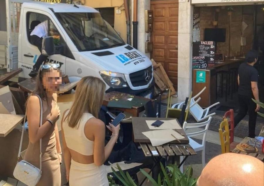 Tragedia sfiorata a Cagliari, furgone finisce sui tavolini di un bar: 15 feriti