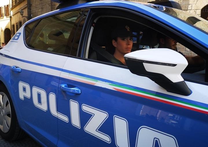 Pontedera, prende a calci il cane e i poliziotti dopo il litigio con la compagna