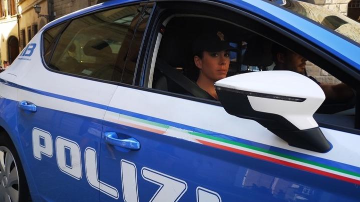 Pontedera, prende a calci il cane e i poliziotti dopo il litigio con la compagna