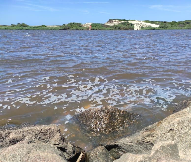 Un fiume di fango in mare, vacanze rovinate a Valledoria 