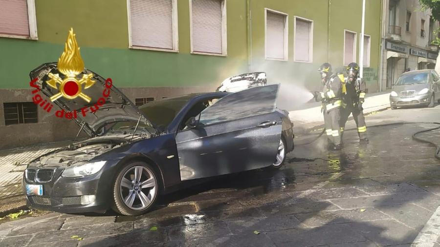 Fiamme nel bagagliaio, automobilista intossicato a Sassari