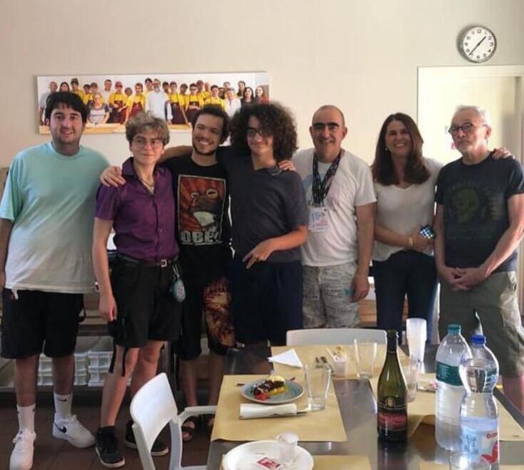 Carpi, Elio con i ragazzi del “Tortellante”: «Venite qui sul palco insieme a me» 