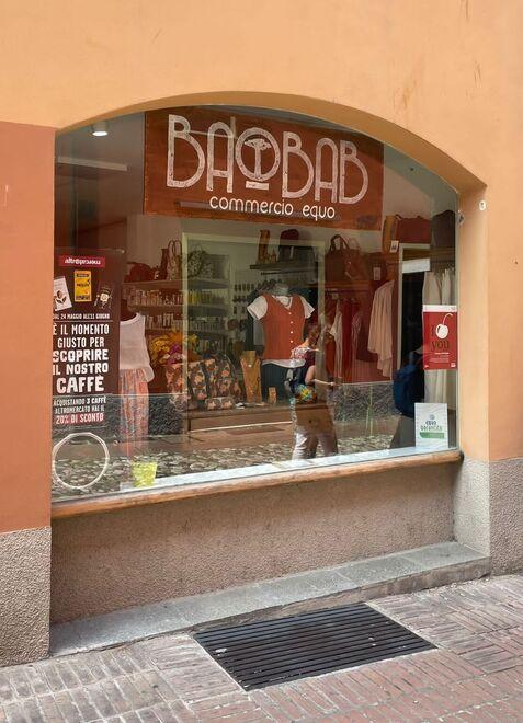 Vignola, il negozio equosolidale chiude dopo 15 anni: «Ma non ci fermiamo» 