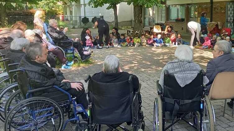 Castelfranco. «Inviate una cartolina agli anziani ospiti delle case di riposo»