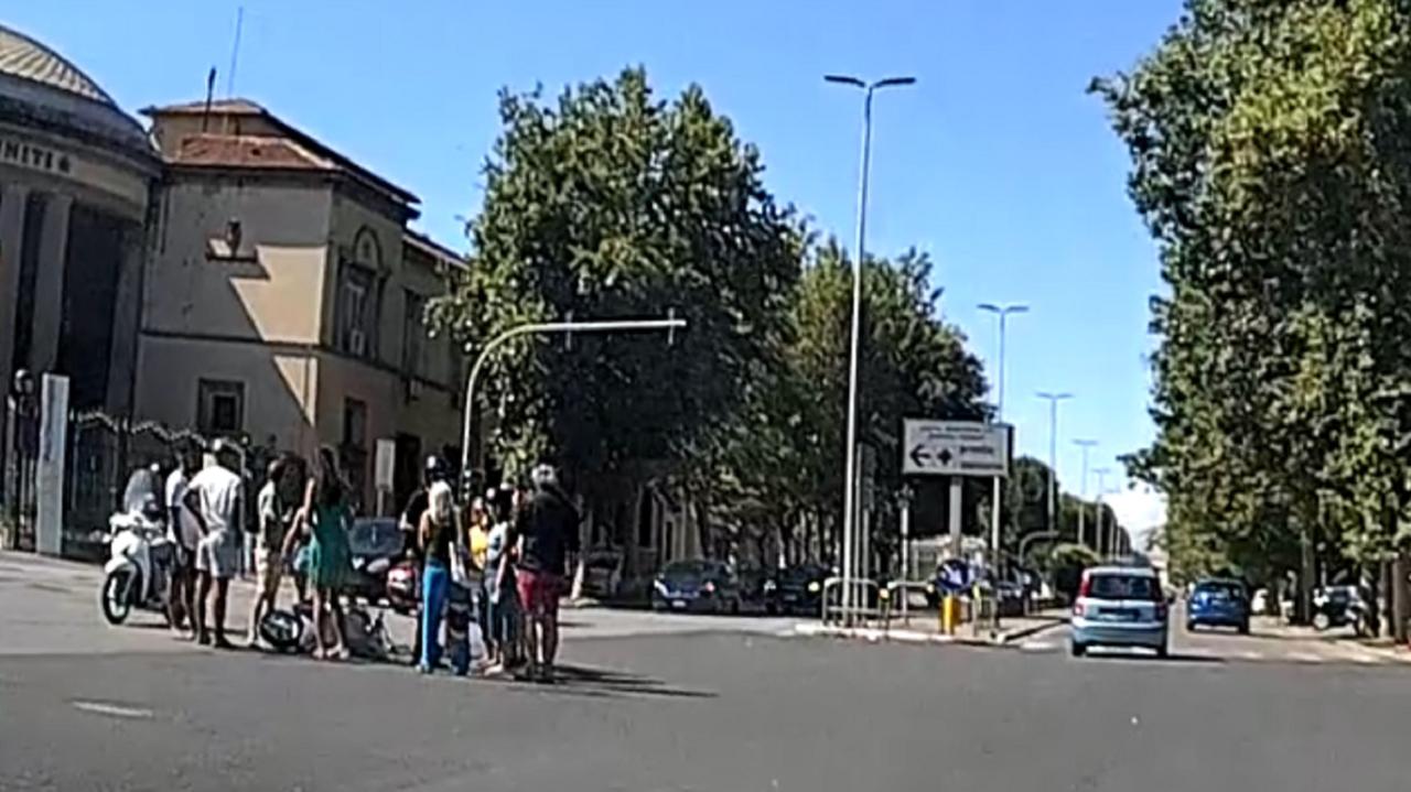 Capannello di persone dopo l'incidente