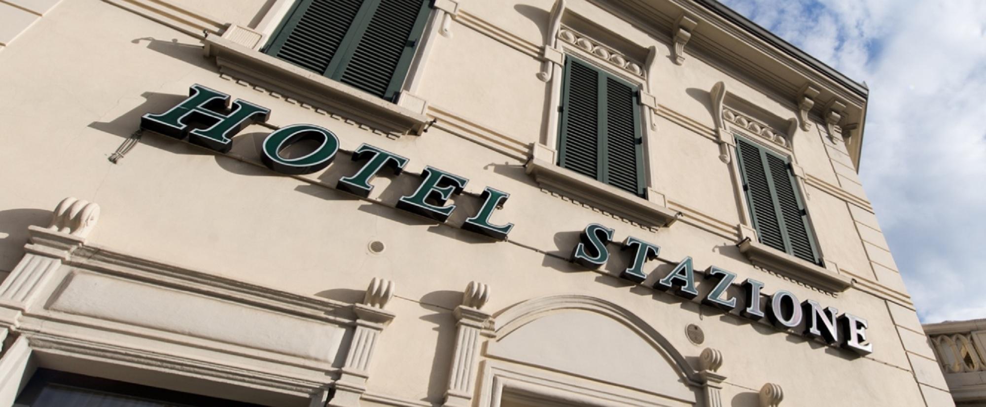 La facciata dell'hotel Stazione di viale Carducci