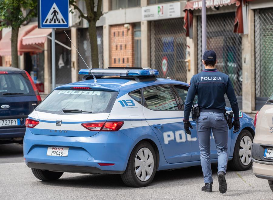 Un agente delle volanti della polizia (foto d'archivio)