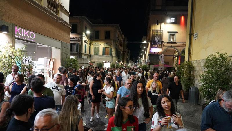 Pontedera, shopping sotto le stelle e show autogestiti dai commercianti