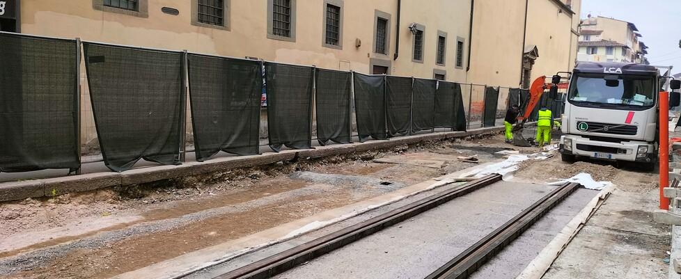 Firenze, per la tramvia operai al lavoro di notte per recuperare i 2 mesi di ritardi