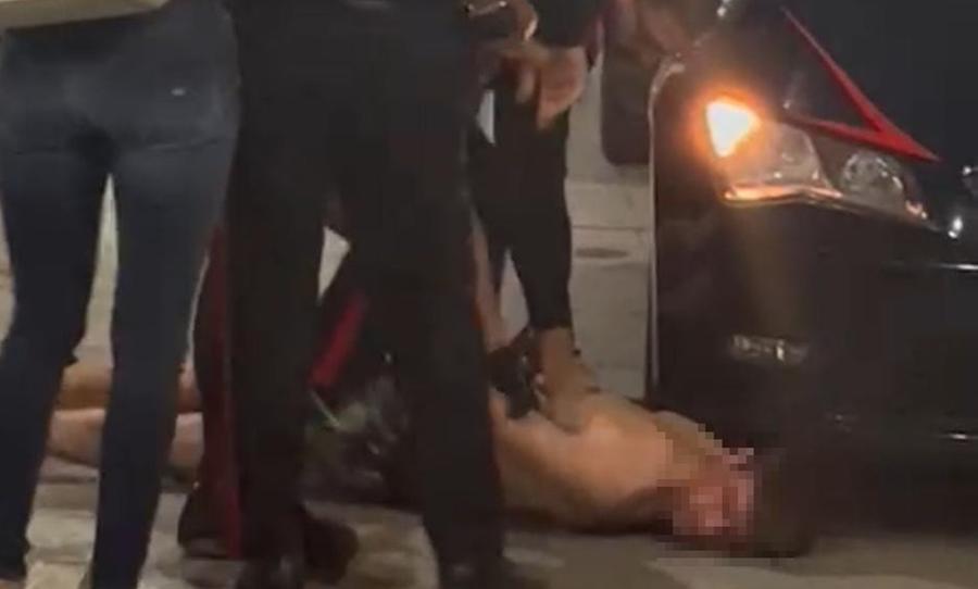 Olbia, nuova lite per strada: ragazzo insanguinato inveisce contro i passanti
