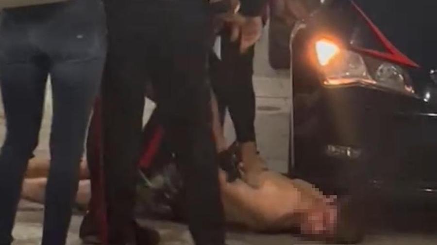 Olbia, nuova lite per strada: ragazzo insanguinato inveisce contro i passanti