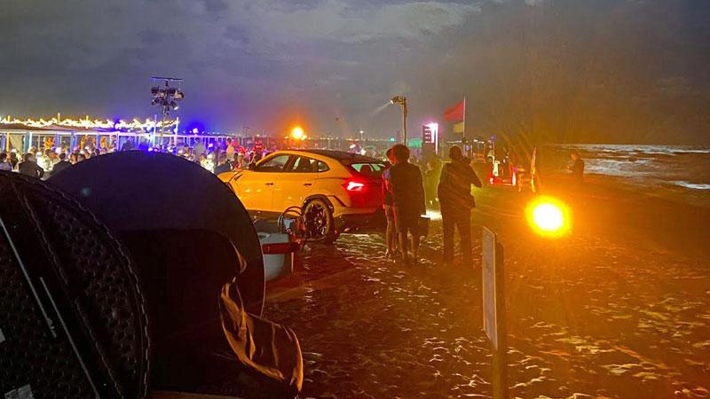 Lamborghini in spiaggia e musica alta, la festa vip al bagno di Forte dei Marmi fa infuriare il sindaco
